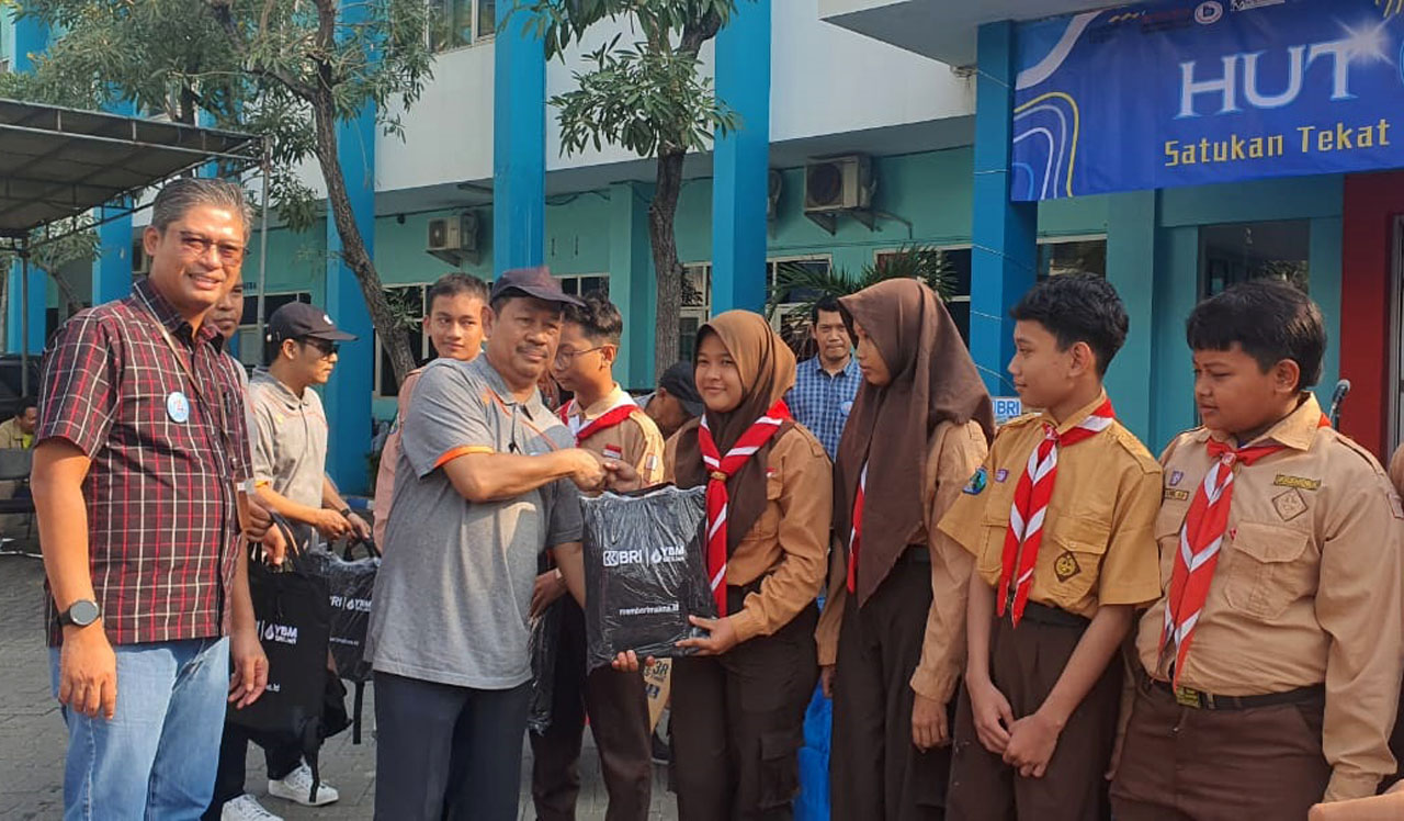 Zakat diberikan kepada beberapa murid SD dan SMP Barunawati 8 yang tergolong mustahik. Foto/AyoJatim