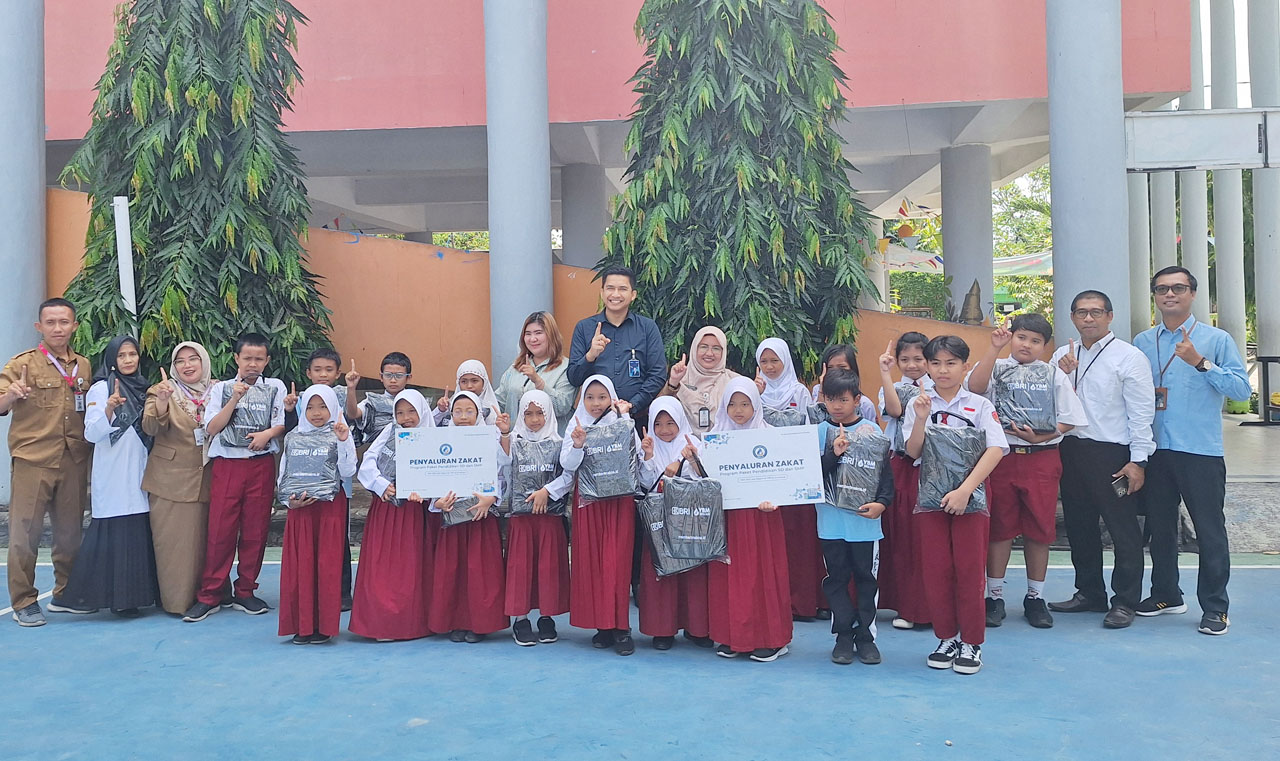 Siswa-siswi SDN Lidah Kulon I/464 Surabaya penerima zakat program paket pendidikan dari YBM BRILiaN BO Surabaya Manukan foto bersama usai serah terima. Foto/AyoJatim