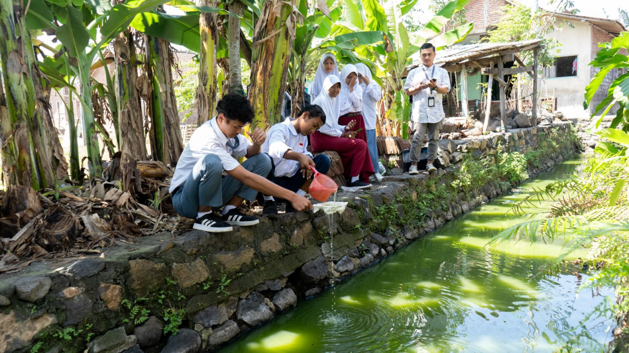 Siswa MI Darussalam Jembrana diajak menjadi "Detektif Sungai" yang dilatih para ahli dari Yayasan Kajian Ekologi dan Konservasi Lahan Basah (Ecoton Foundation). Foto/Ecoton