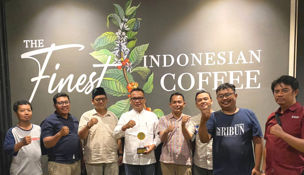 Pengurus Forkom Jurnalis Nahdliyin saat menyerahlan apresiasi Tokoh Muda Nahdliyin Inspiratif 2023 kepada Rahmat Hidayat Pulungan. Foto/FJN