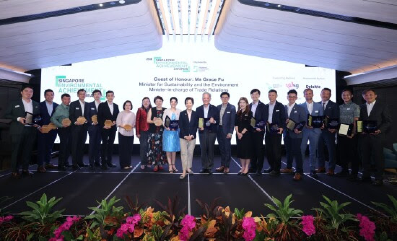 Para pemenang penghargaan dalam upacara SEAA. Foto/Azbil Corporation