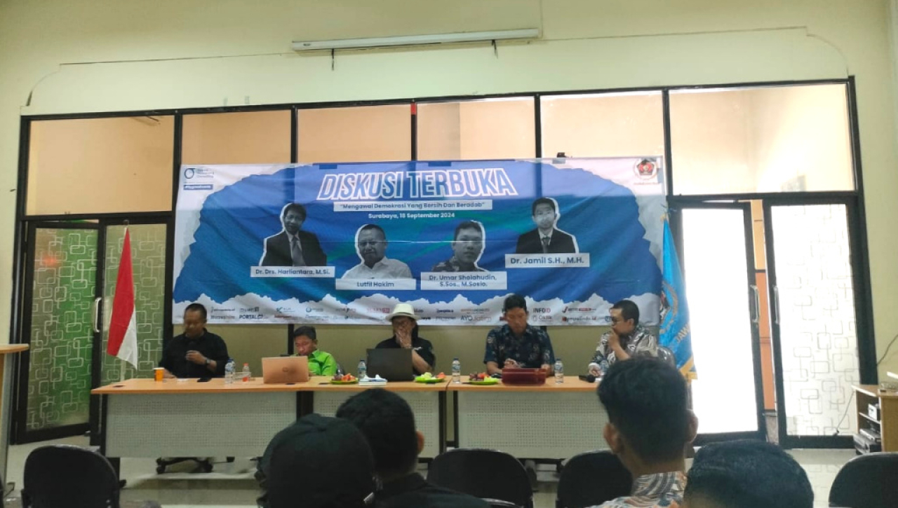 Diskusi Sygma Research and Consulting (SRC) dengan tema "Mengawal Demokrasi yang Bersih dan Beradab" di Aula PWI Jawa Timur. Foto/AyoJatim
