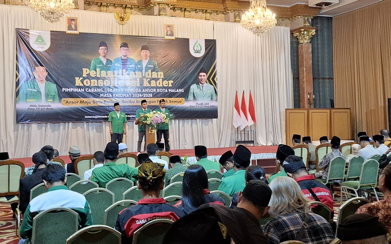 Ketua PW GP Ansor Jatim H. Musaffa' Safril memberikan arahan strategis bagi pengurus Pimpinan Cabang Gerakan Pemuda Ansor Kota Malang periode 2024-2028 yang baru dilantik di Hotel Gajah Mada, Kota Malang, Minggu (29/09/2024). Foto/FJN