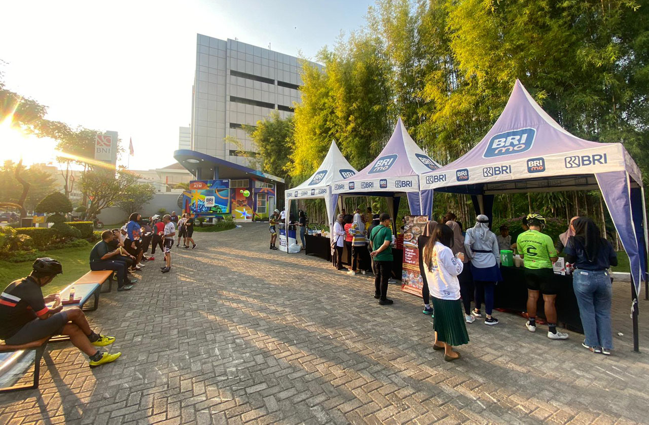 Gowes dan Fun Running Tunjungan Loop Bareng BRI Surabaya Rajawali bersantai di ATM BRI Drive Thru Jl. Gubernur Suryo Surabaya. Foto/AyoJatim