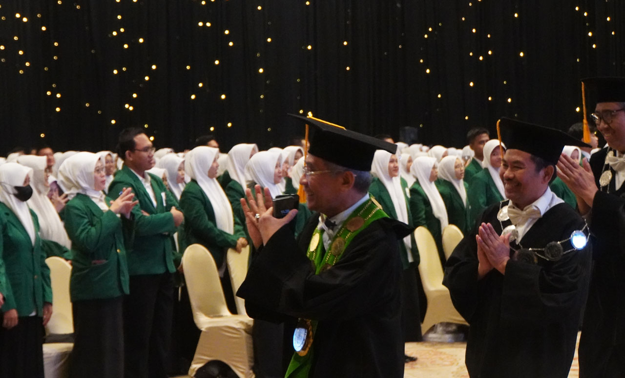 Rektor Unusa, Prof. Dr. Ir. Achmad Jazidie, memberikan salam pada Mahasiswa Baru (Maba) Universitas Nahdlatul Ulama Surabaya (Unusa). Foto/Humas Unusa
