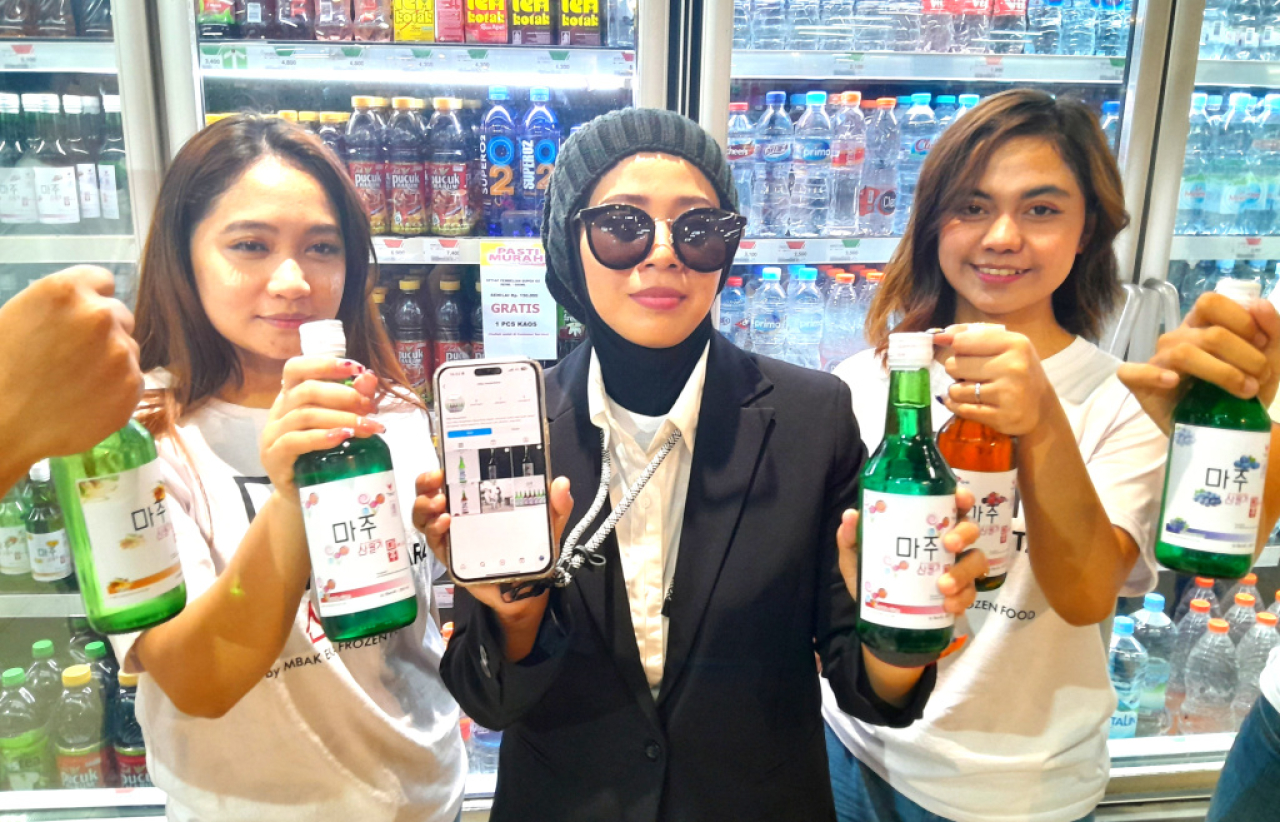 Eka Fuasaroh (tengah) menunjukkan varian baru minuman Korean Sparkling Water bernama Miju Nusantara. Foto/Alim Perdana