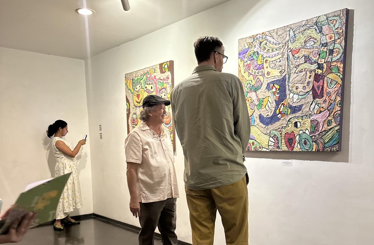 Pengunjung menikmati karya Antonius Kho di   Artspace, Artotel Ts Suites Surabaya. Foto/Artotel Ts Suites Surabaya