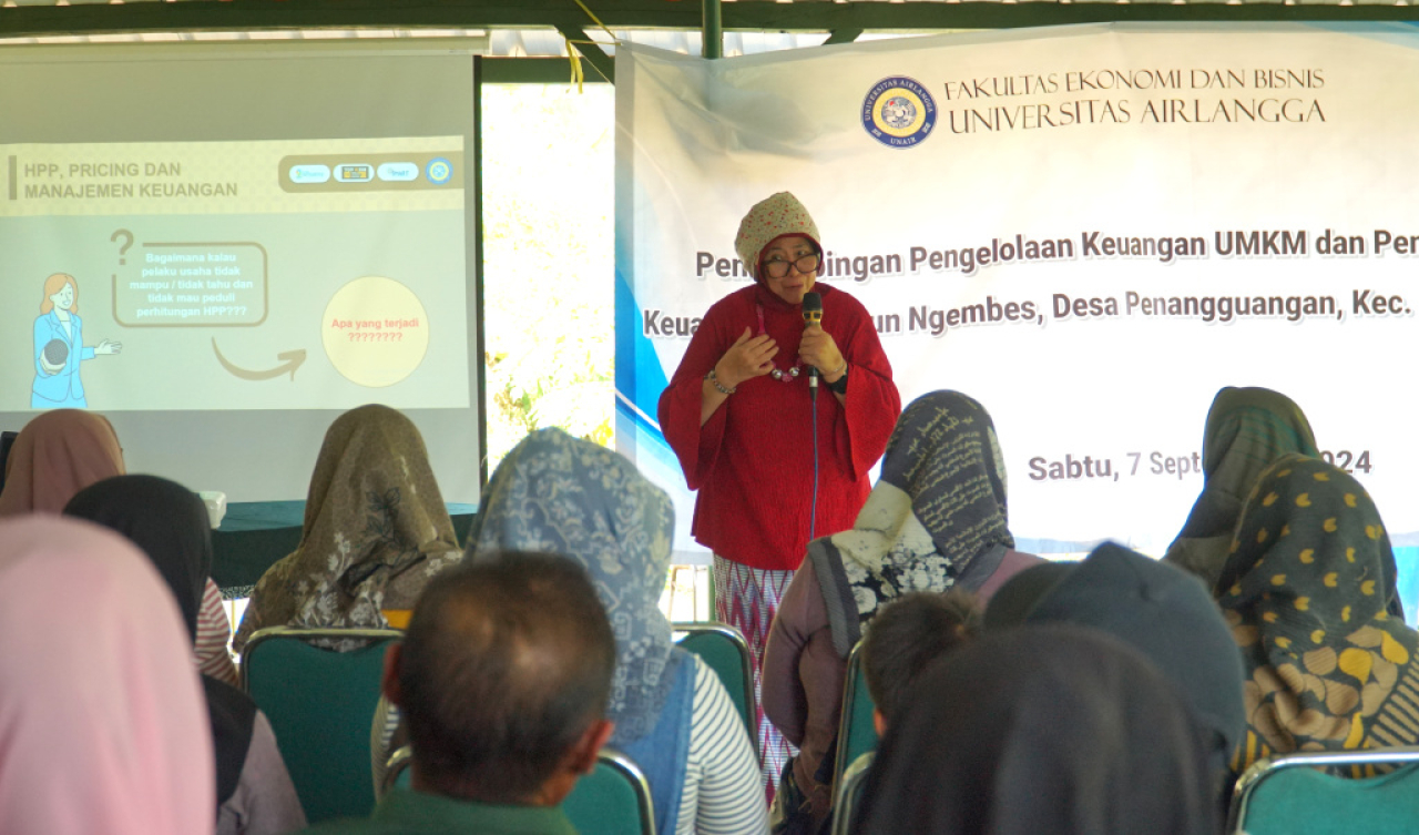 Tim Pegmas FEB Unair memaparkan materi tentang pengelolaan keuangan UMKM. Foto/AyoJatim