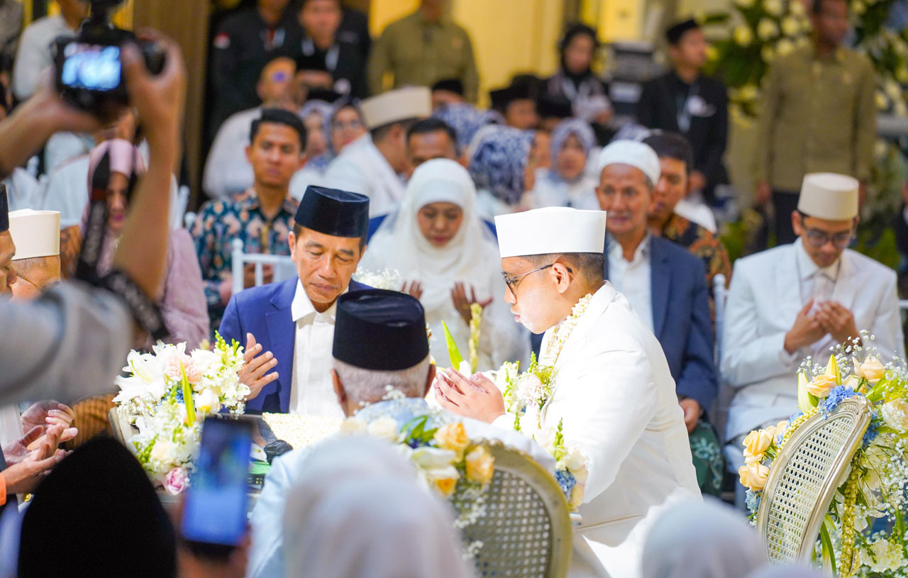Presiden Joko Widodo menjadi saksi pernikahan putra ketiga Gubernur Jawa Timur periode 2019-2024 Khofifah Indar Parawansa, Yusuf Mannagali dengan Jihan Qonitatillah. Foto/FJN