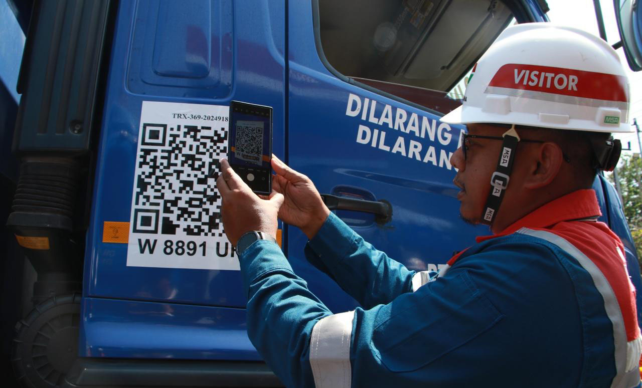 Pemberian QR Code mobil tangki BBM industri ini diwilayah Jatimbalinus dilakukan secara bertahap. Foto/Pertamina