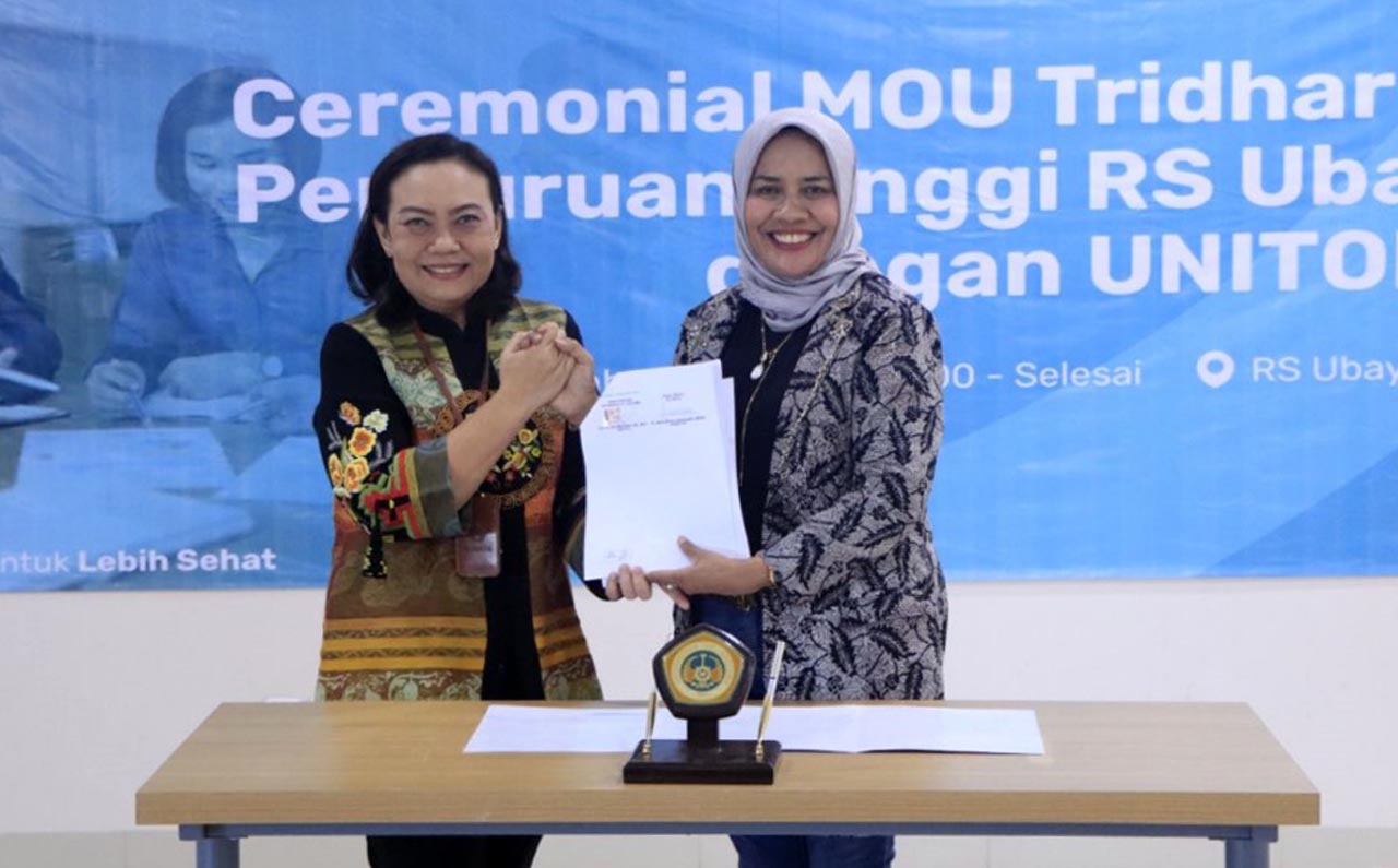 Prof. Siti Marwiyah dan Direktur RS Ubaya, dr. Agnes Widayu Estiningsih. Foto/Humas Unitomo