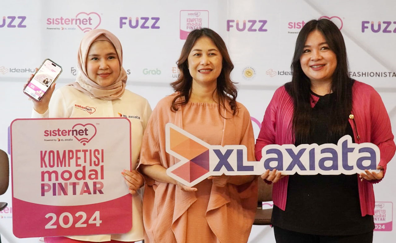 (Ki-Ka) Adelia Panjaitan, Hiasinta H. Paembonan dan Khatarine Paula berfoto bersama pada saat pembukaan acara Community Gathering dan Sosialisasi Program “Kompetisi Modal Pintar 2024” di Surabaya, Sabtu (7/9). Foto/XL Axiata