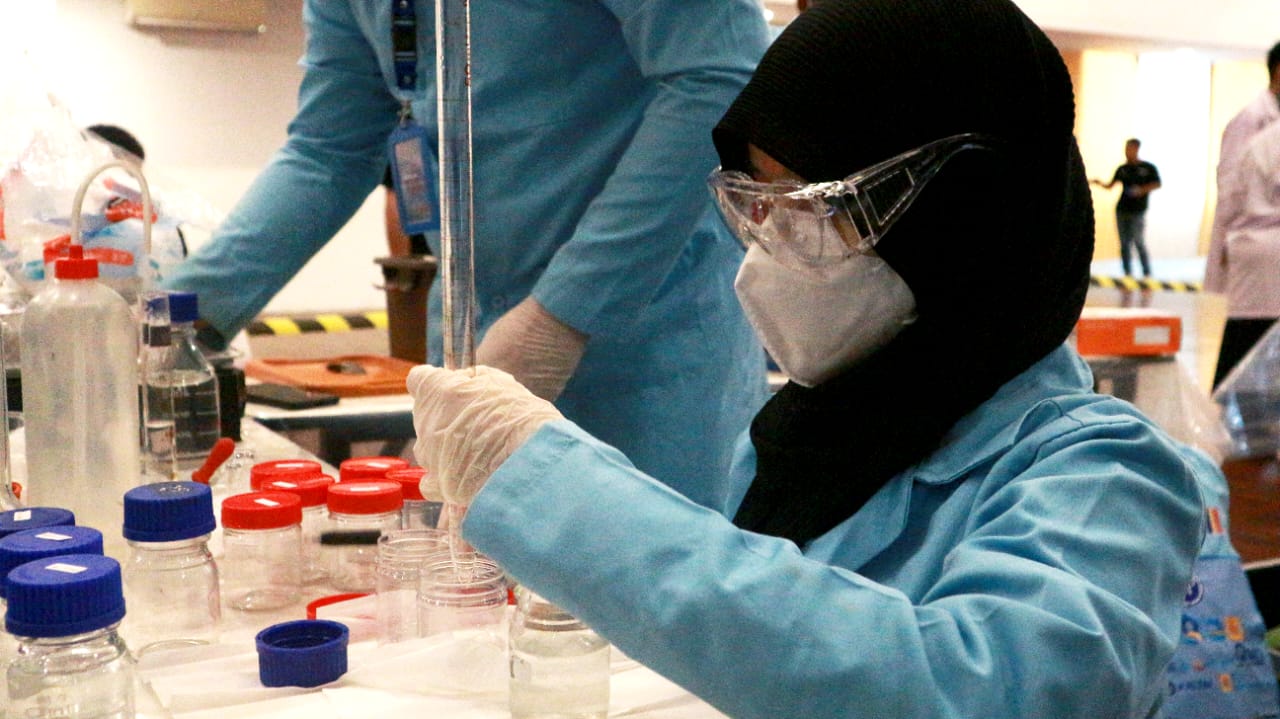 Tim Spektronics ITS saat melakukan persiapan sebelum melakukan race competition pada tahap final AISC 2024. Foto/Humas ITS