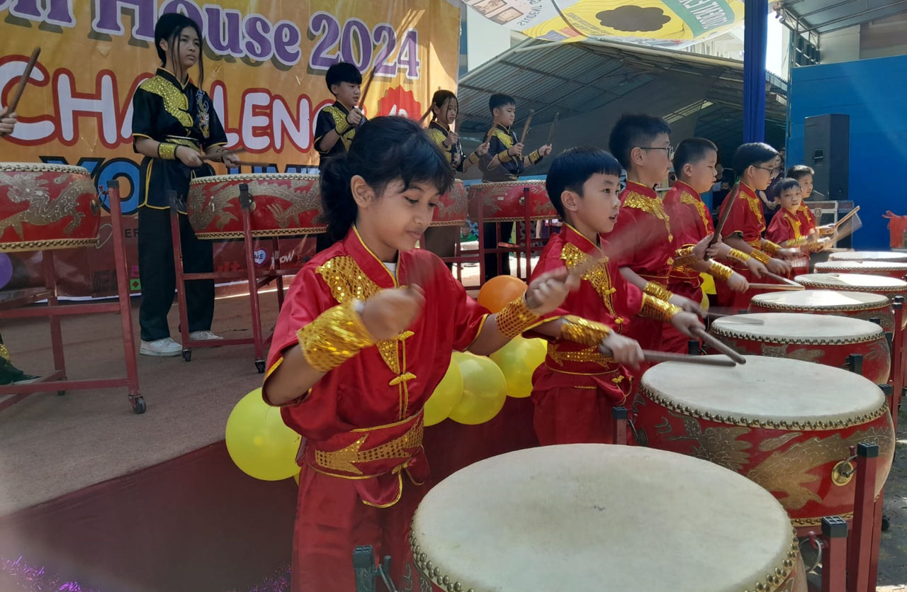 Siswa toddler Surabaya Montessori School saat tampil menari penuh percaya diri dalam acara pentas seni dan open house, Sabtu (7/9/2024). Foto/Alim Perdana
