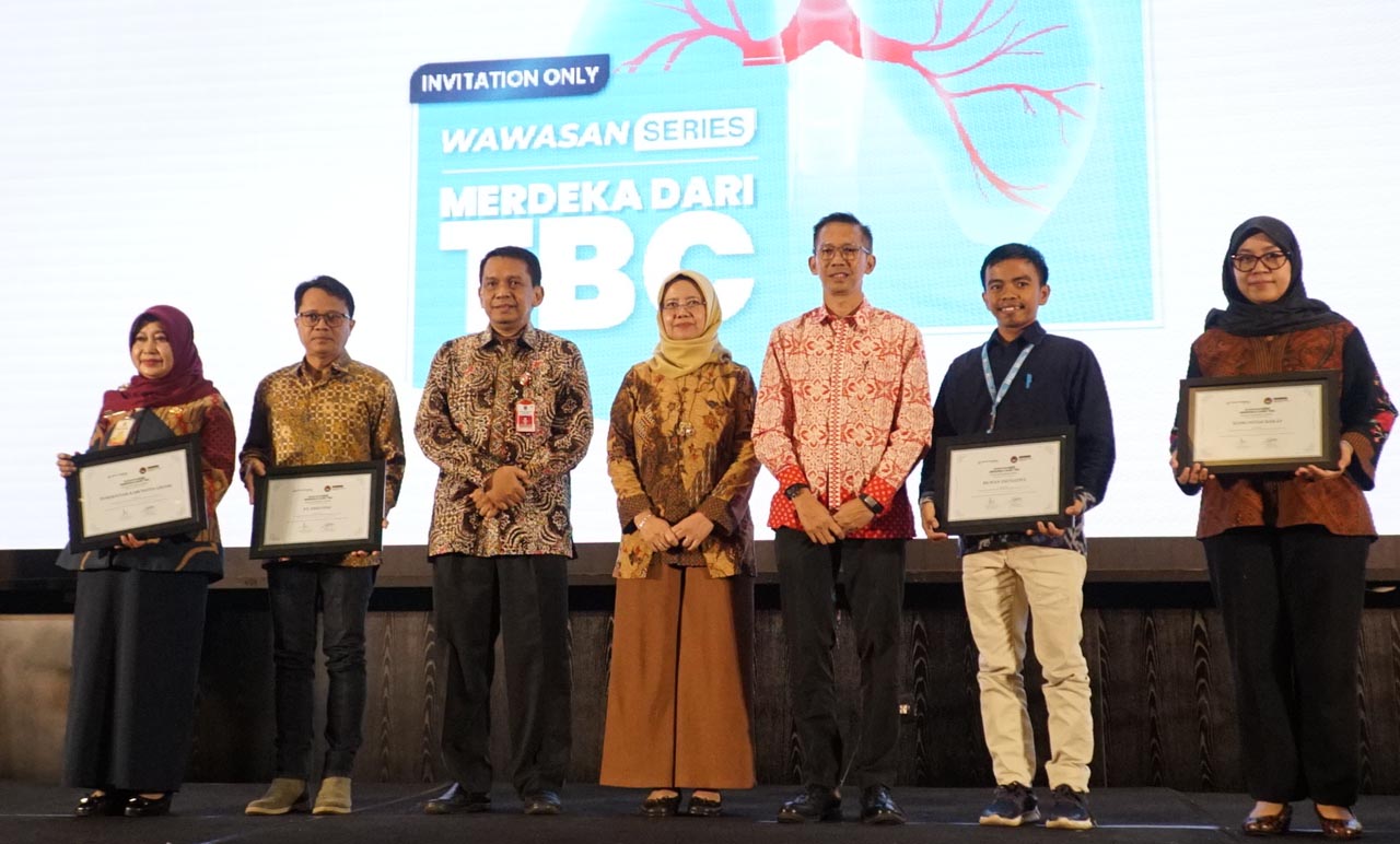 Verry Firmansyah CEO Suara Surabaya Media bersama para penerima apresiasi. Foto/AyoJatim