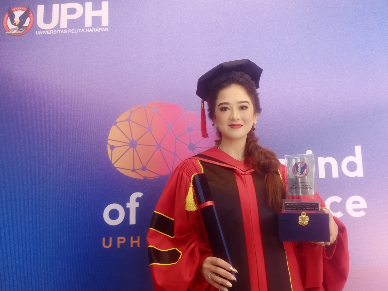 Nathasia Ratulangi wisudawati terbaik UPH kampus Surabaya. Foto/Ayojatim