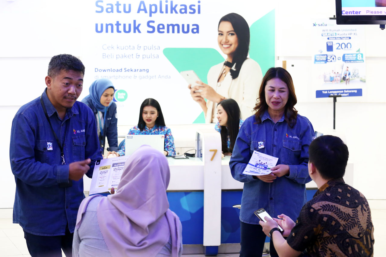 Head Of Sales XL Axiata Area Surabaya Madura, Hiasinta H. Paembonan (kanan) dan Head Direct Channel XL Axiata East Region, Noval Prita Wedhasmara  ikut menyapa  pelanggan secara langsung dalam rangka peringatan Hari Pelanggan Nasional 2024 di Surabaya, Ra