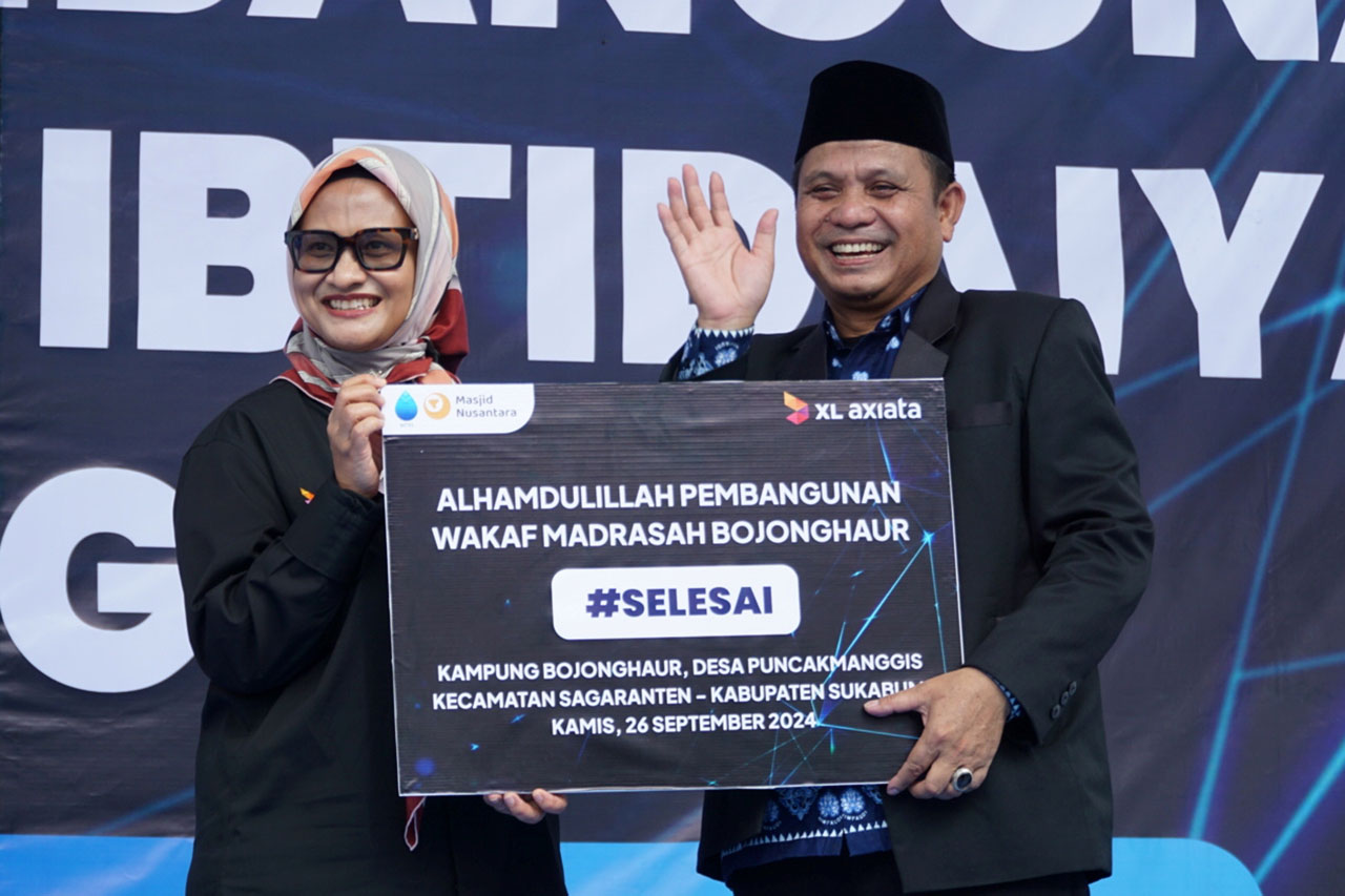 Presiden Direktur & CEO XL Axiata, Dian Siswarini hadir langsung meresmikan gedung sekolah yang sudah dipulihkan tersebut. Foto/XL Axiata