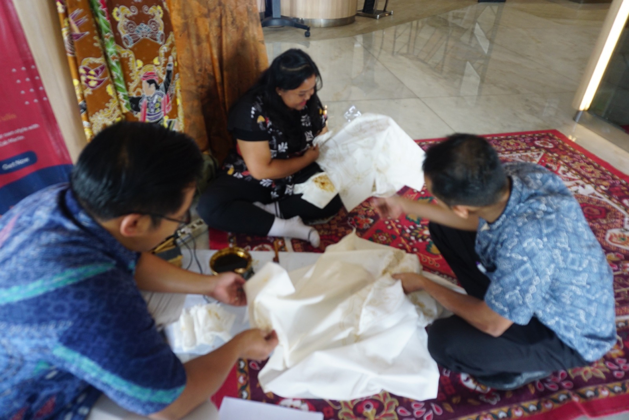 Salah satu kegiatan KarnavALL Batik di lobby hotel Novotel Samator Surabaya Timur. Foto/ Novotel Samator Surabaya Timur