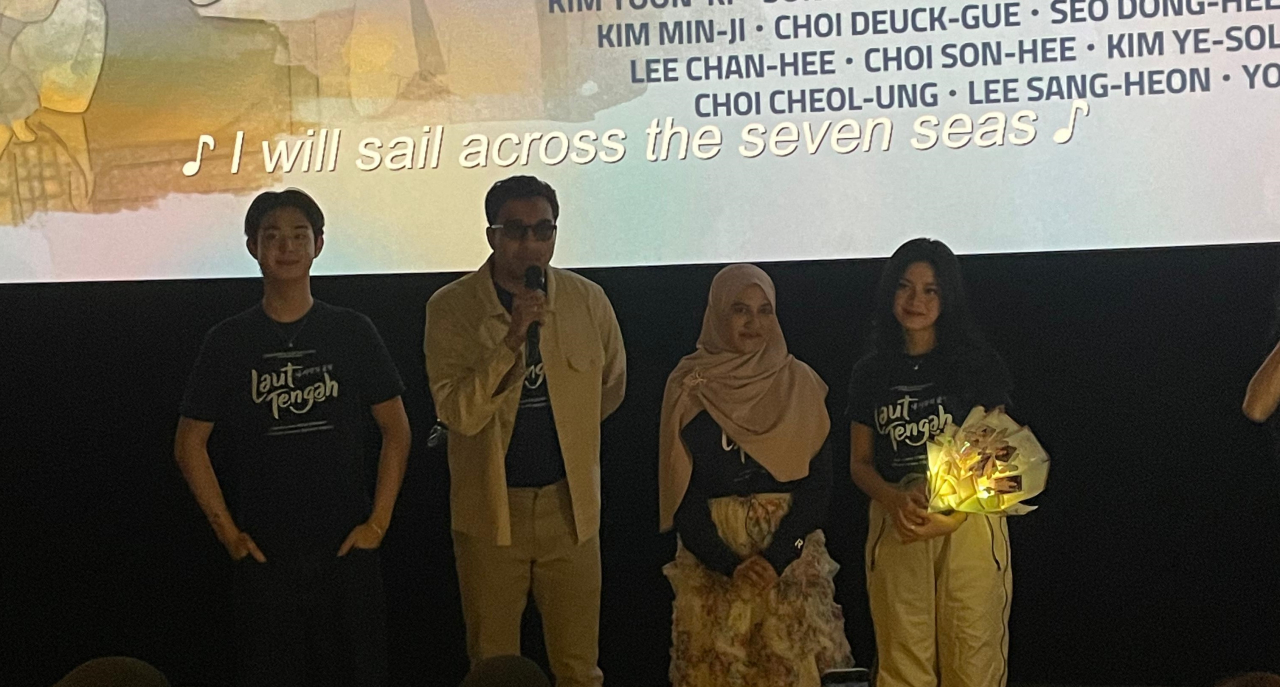 Nonton bareng pemain film Laut Tengah di Surabaya, Jumat (4/10/2024). Foto/Ayojatim