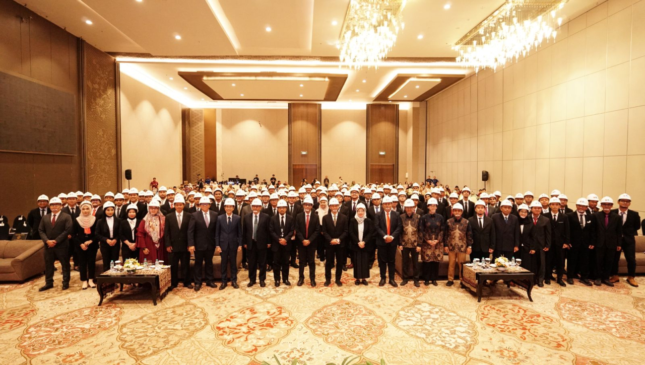 Jajaran pimpinan ITS, PII Wilayah Jatim, dan 129 insinyur dari PSPPI ITS yang baru dilantik di Dyandra Convention Center Surabaya. Foto/Humas ITS