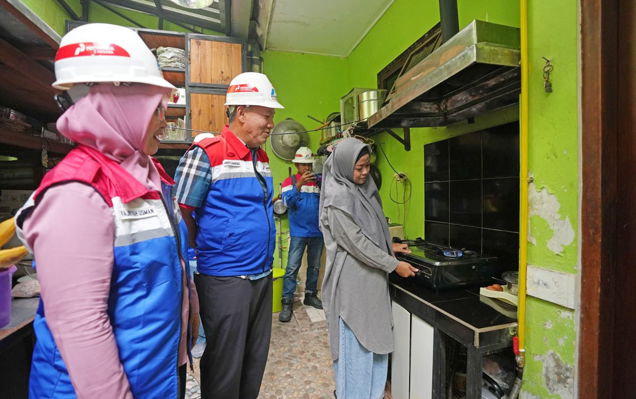 Direktur Utama PT PGN Tbk Arief Setiawan Handoko melakukan inspeksi langsung pada pengembangan jaringan gas (jargas) untuk rumah tangga di wilayah Kabupaten Sleman. Foto/PGN