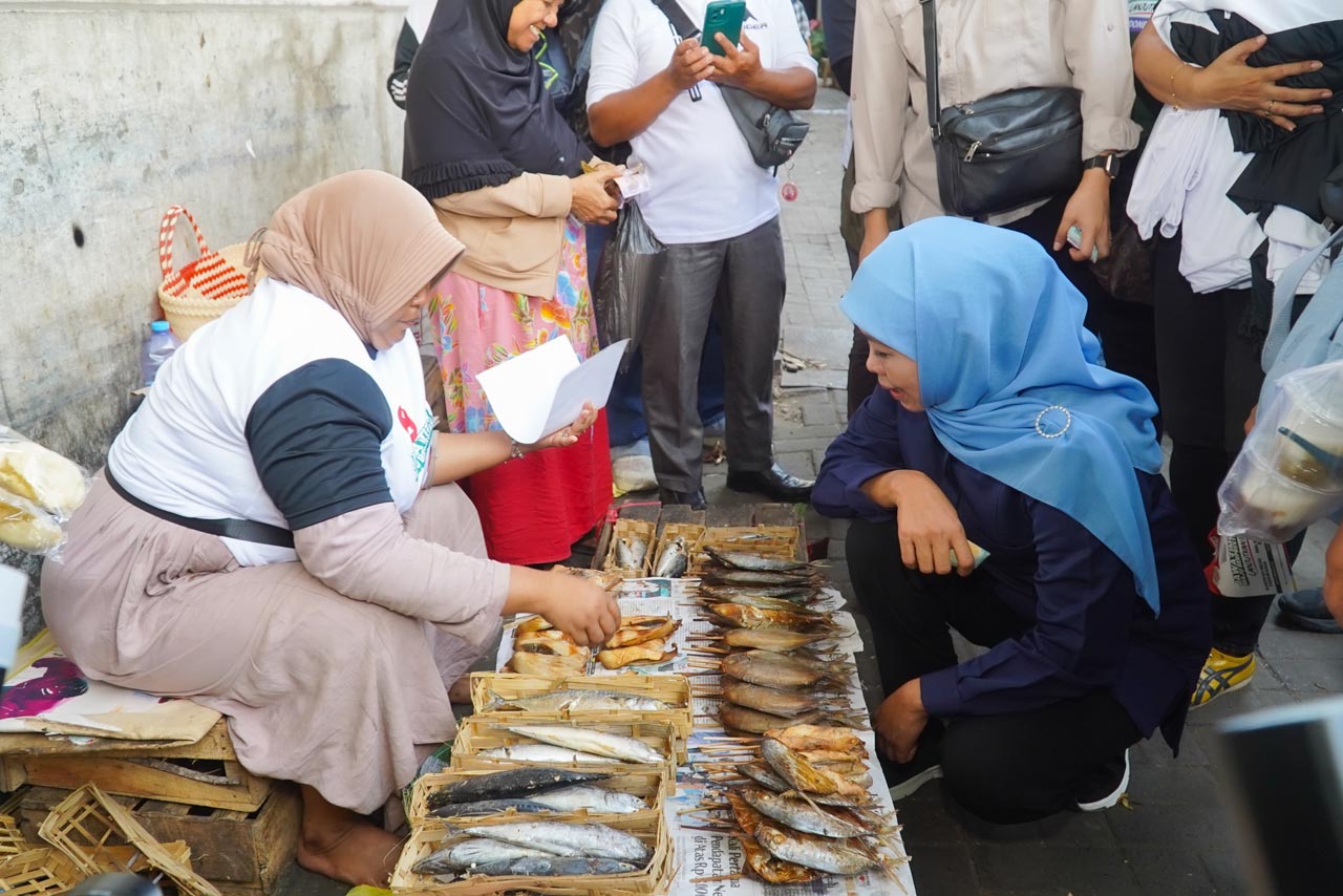Cagub Jatim, Khofifah Indar Parawansa blusukan di Pasar Wonokromo, Surabaya. Foto/FJN