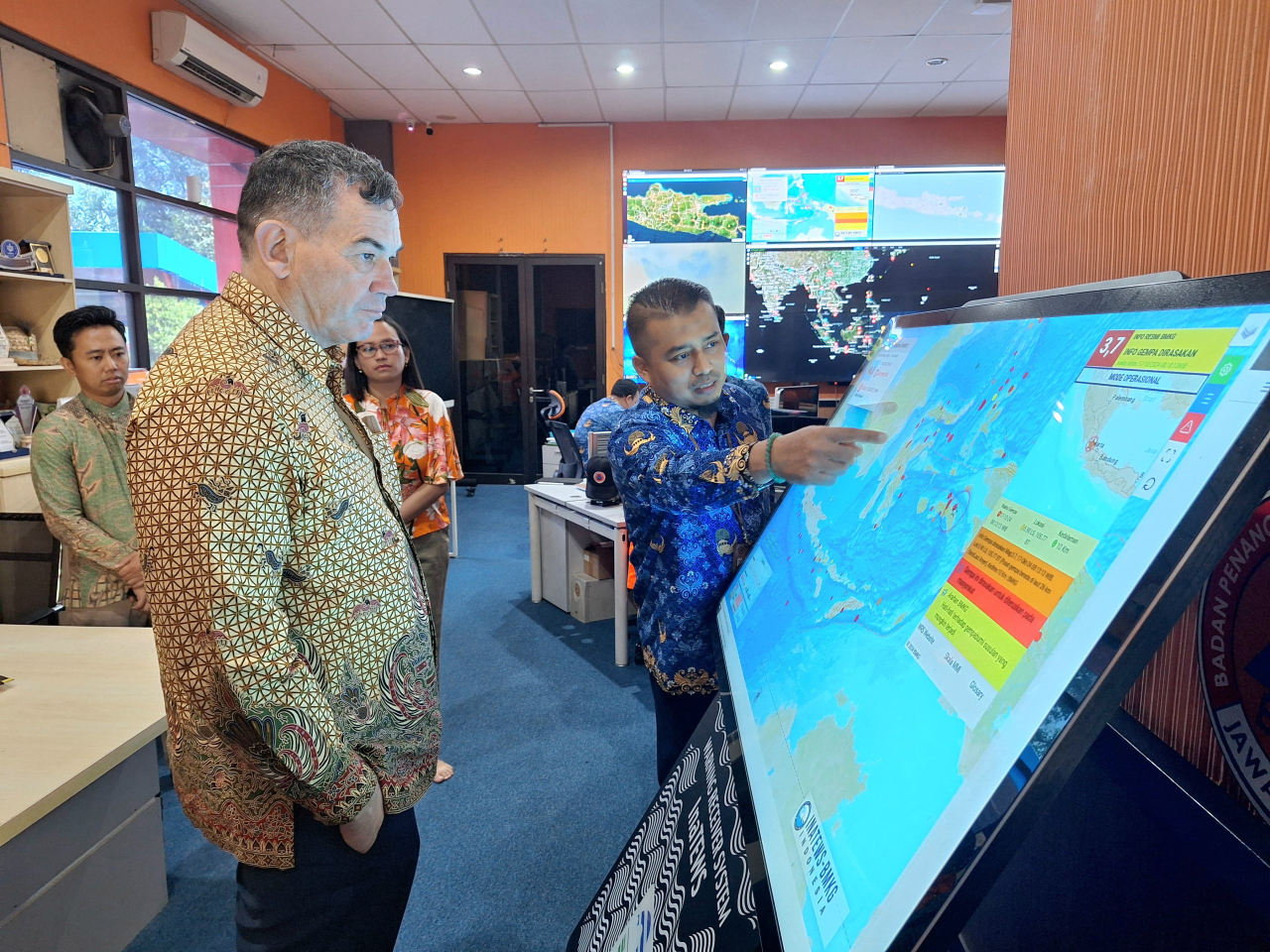 Kinjen Austtralia di Surabaya,  Glen Askew, saat mengunjungi kantor BPBD jatim. Foto/Ayojatim