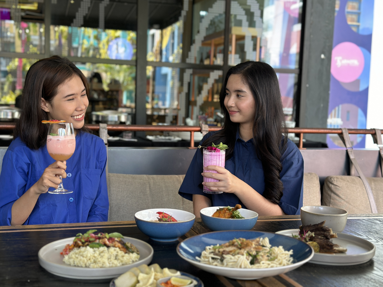 Pengunjung hotel menikmati kuliner khas Sulawesi di One Deck Gastropub. Foto/ ARTOTEL TS Suites Surabaya