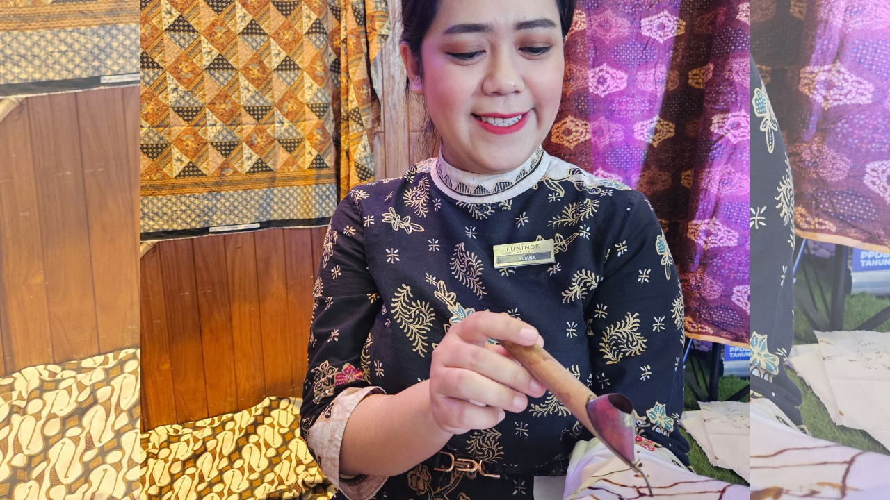 Salah satu karyawan Luminor Hotel Jemursari, belajar membatik saat Hari Batik Nasional. Foto/Ayo Jatim