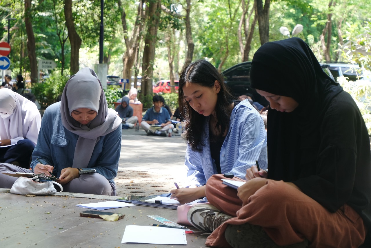 Para mahasiswa peserta live sketch KTA 2024 saat menggambar sketsa di area Departemen Arsitektur ITS. Foto/Humas ITS