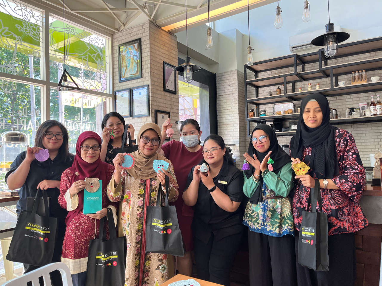 Para peserta setelah mengikuti Workshop Diy Coaster Crochet di MAXONE Dharmahusada Surabaya (6/10/2024). Foto/MAXONE Dharmahusada Surabaya