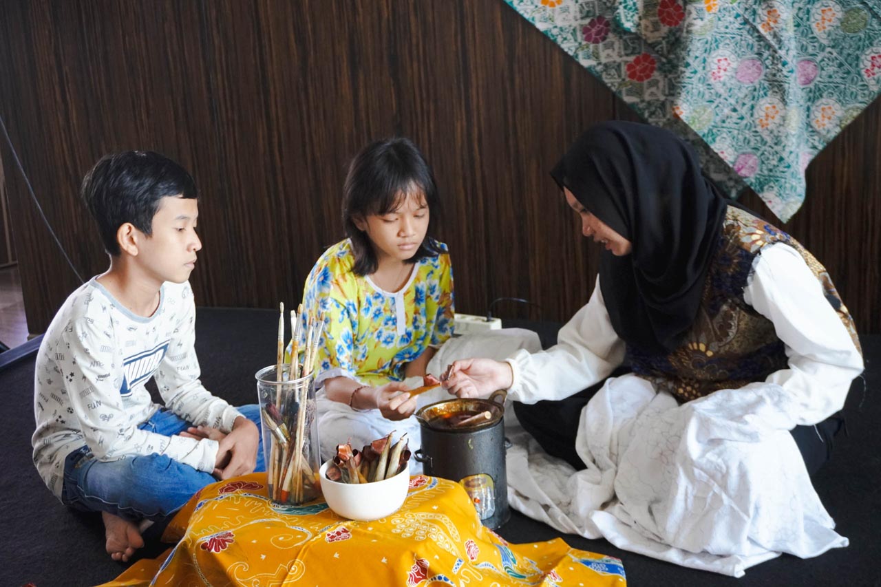 Whiz Luxe Hotel Spazio Surabaya ajak tamu mencanting kain batik guna merayakan hari batik Nasional 2024. Foto/Marcom