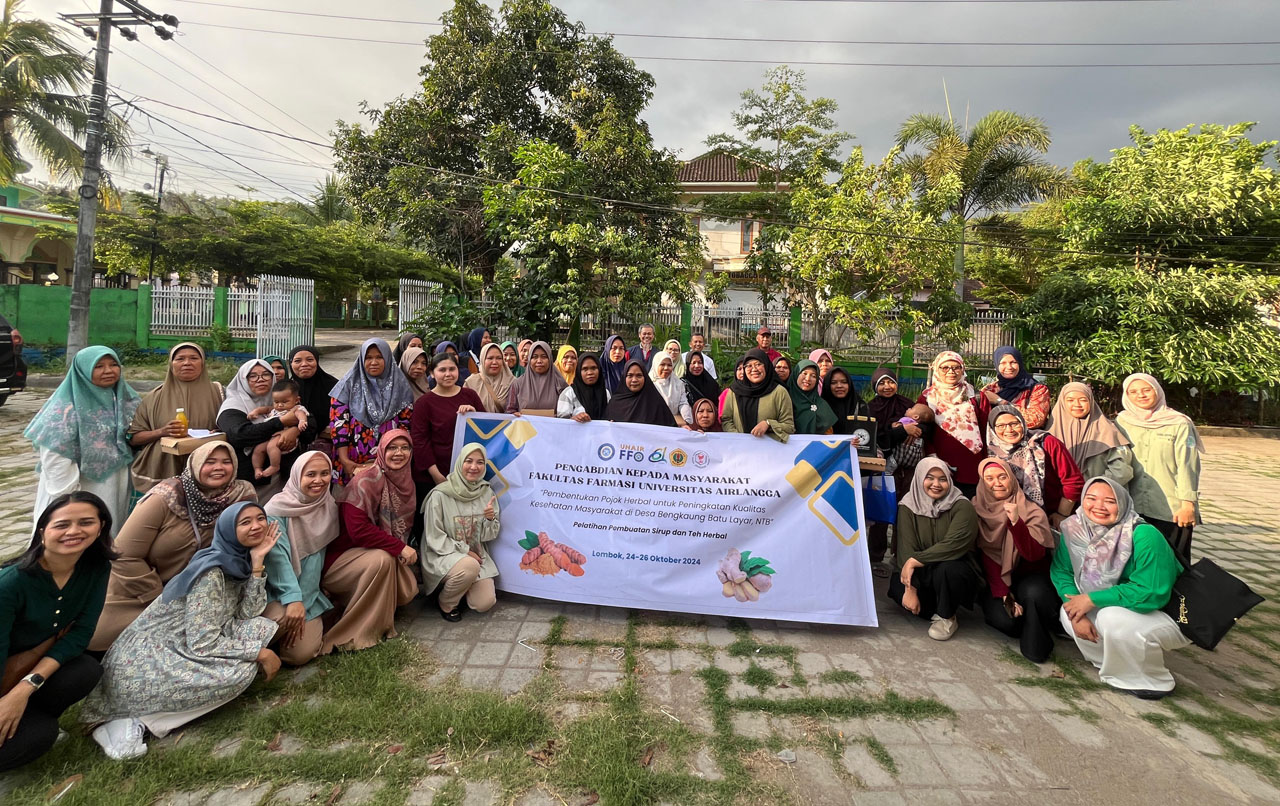 Tingkatkan Kualitas Kesehatan Masyarakat, Tim Pengmas Fakultas Farmasi Unair Inisiasi Pojok Herbal