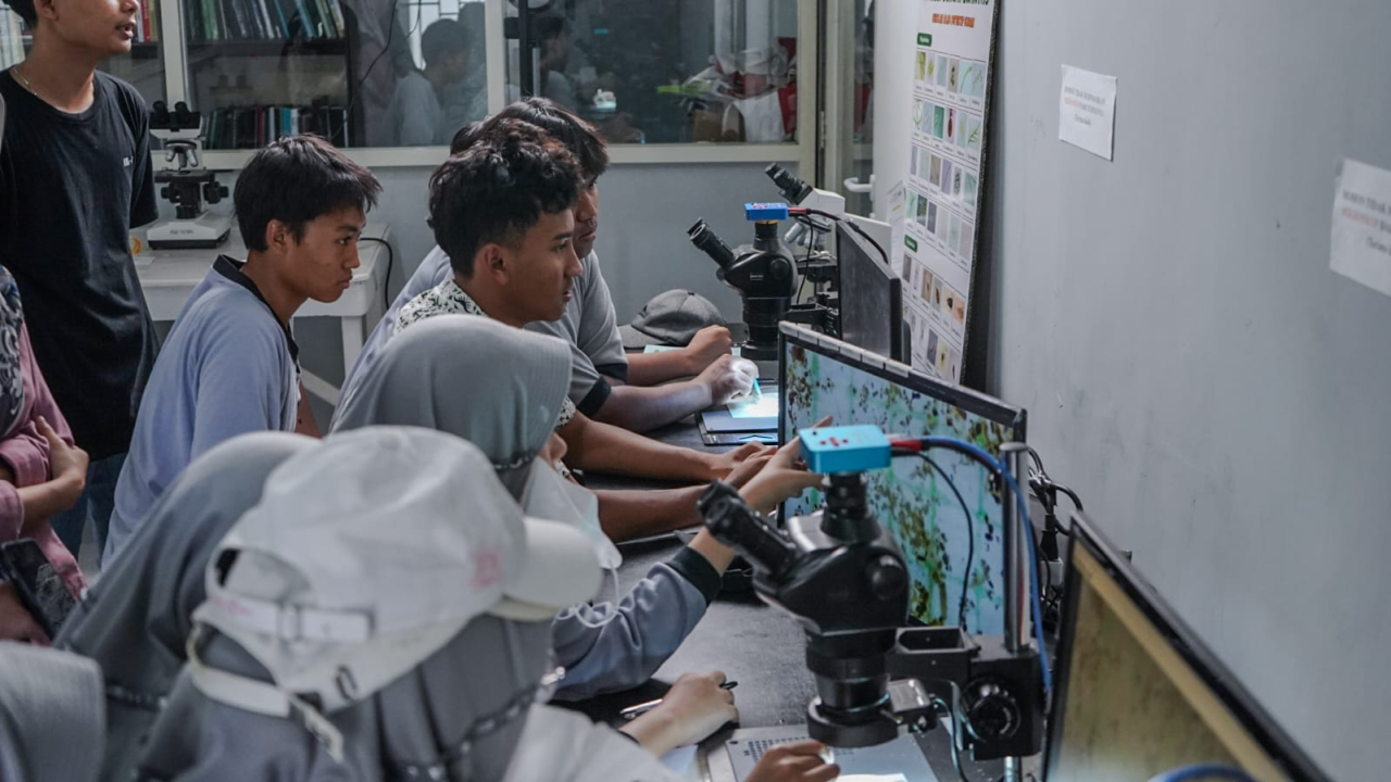 SMA Al Muslim Sidoarjo mengamati Mikroplastik di Laboratorium ketika mengikuti kegiatan sekolah ekologis. Foto/Ecoton