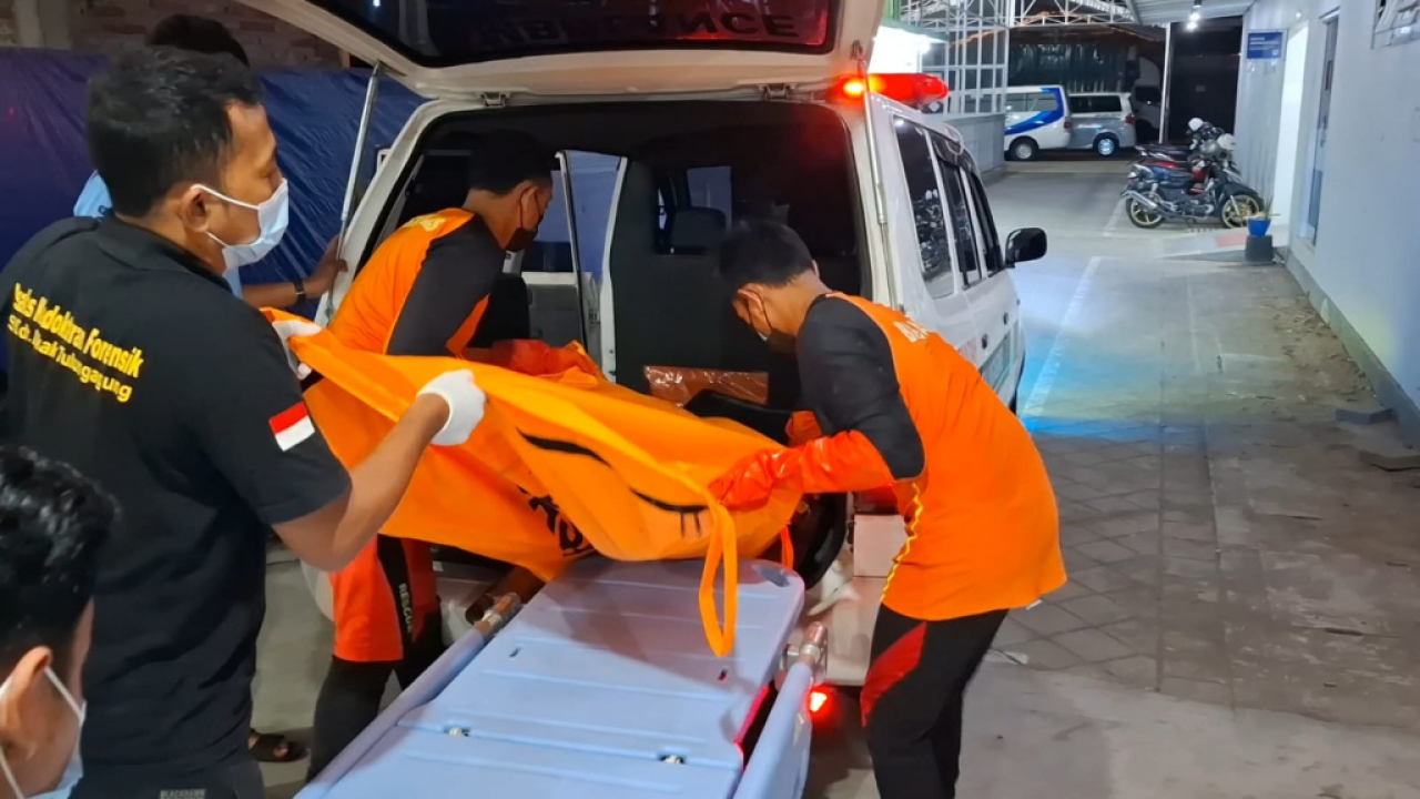 Jenazah korban selanjutnya dibawa ke RSUD dr. Iskak untuk proses identifikasi. Foto/Basarnas