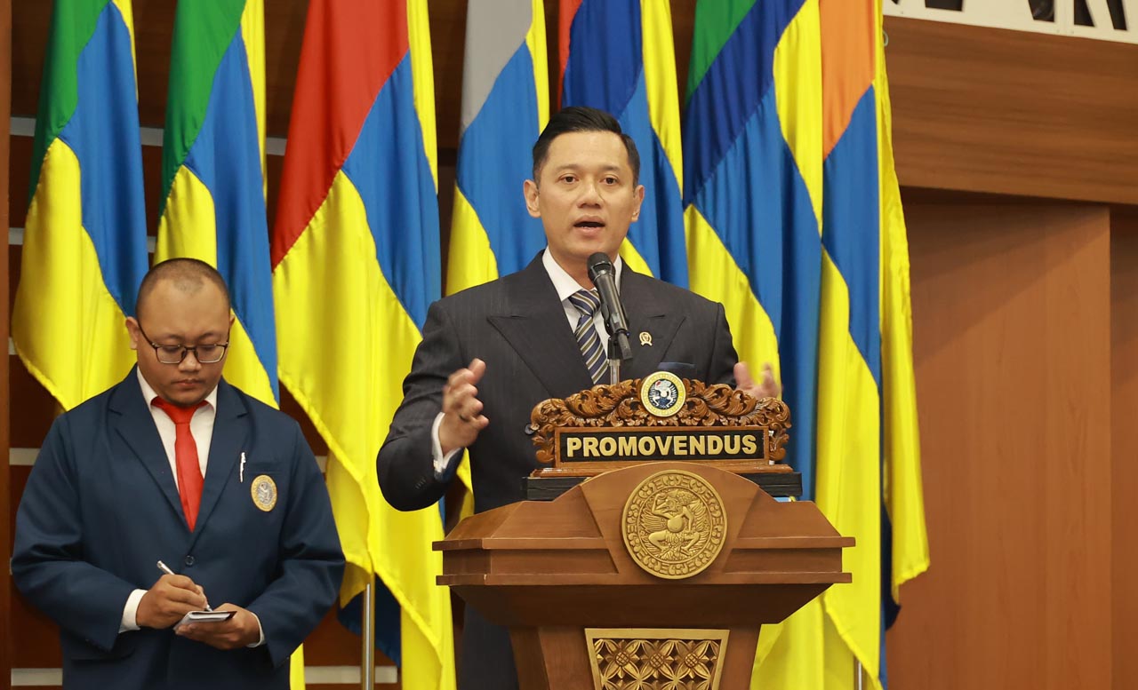 Agus Harimurti Yudhoyono (AHY) melangsungkan sidang doktor terbuka di Universitas Airlangga (UNAIR) pada Senin (7/10/2024). Foto/Humas Unair