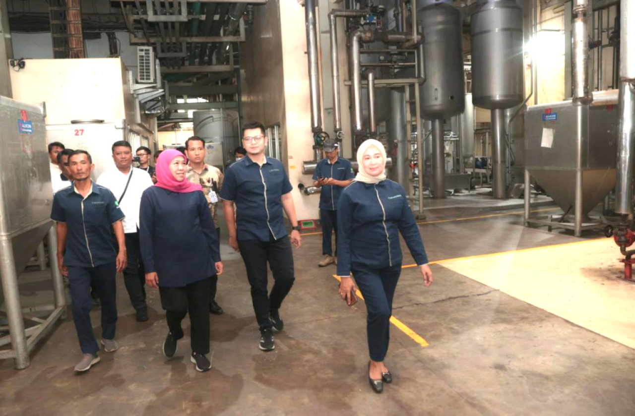 Khofifah Indar Parawansa, calon Gubernur Jawa Timur nomor dua, mengunjungi PT Aneka Coffee Industry di Sidoarjo. Foto/Tim Media Center
