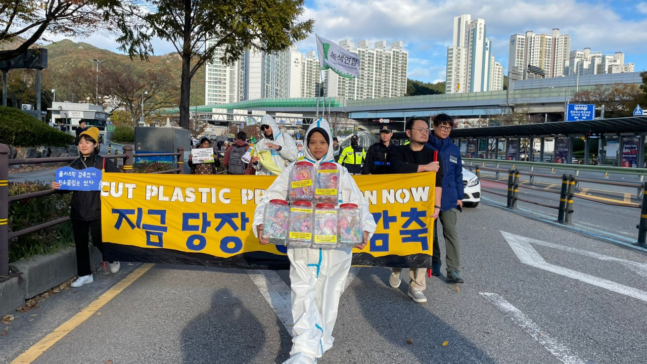 Nina bergabung dengan 1500 aktivis lingkungan global lainnya dalam aksi demonstrasi di Busan, Korea Selatan pada Sabtu sore, 23 November 2024. Foto/Dokumentasi Pribadi