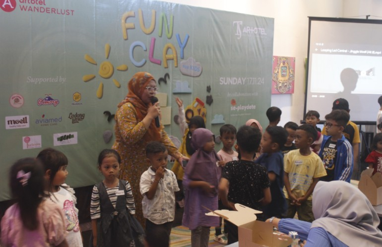 Anak-anak bermain dengan riang gembira dengan tanah liat di Artotel Ts Suites Surabaya, (17/11/2024). Foto/Artotel Ts Suites Surabaya