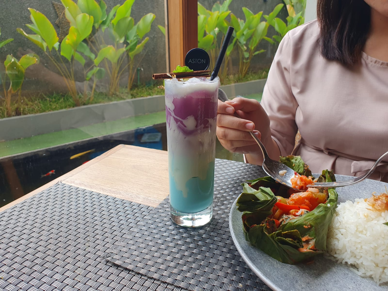 Dua menu baru hotel Aston Mojokerto, Pepes Mahi Mahi dan Selendang Biru. Foto/Ayojatim
