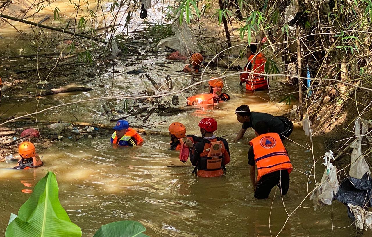 Tim SAR gabungan yang telah berjibaku mencari sejak Minggu (3/11/2024) akhirnya menemukan kedua korban sekitar 50 meter dari lokasi kejadian. Foto/Basarnas Surabaya