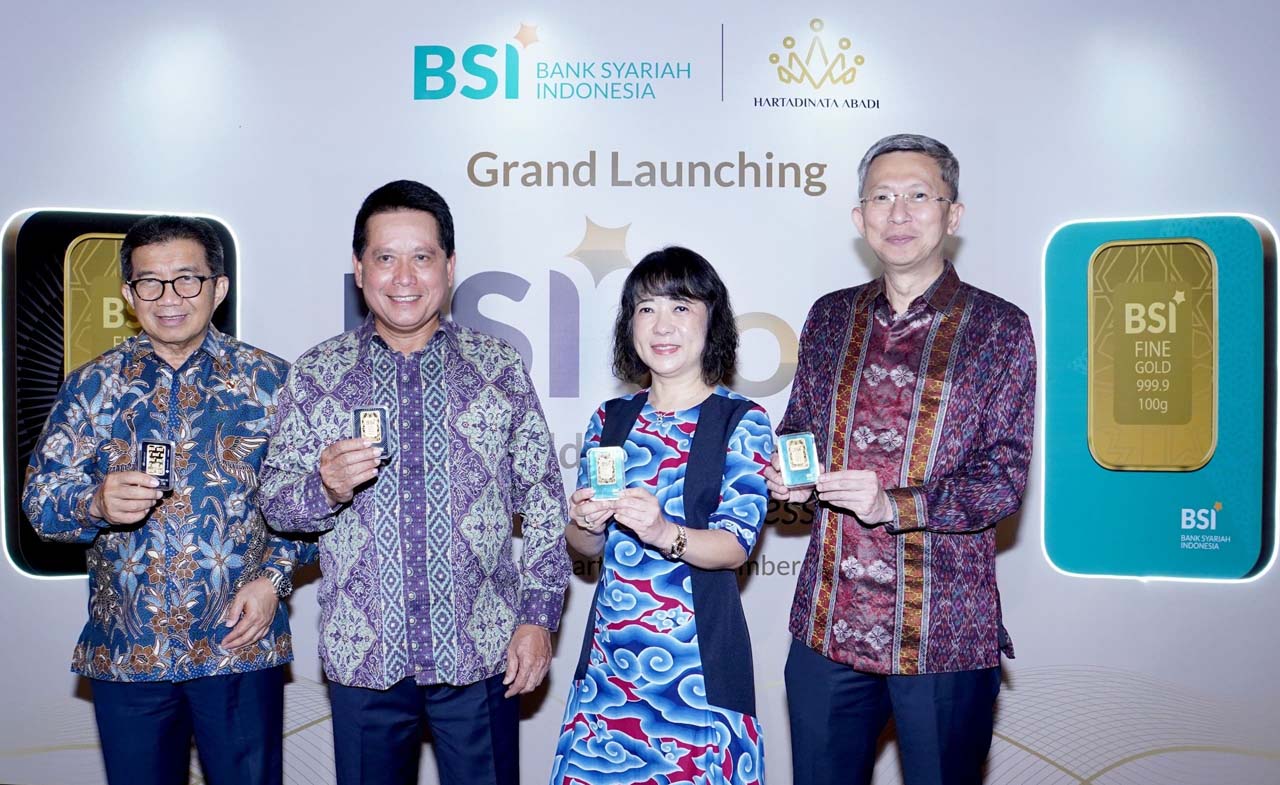 Direktur Utama PT Bank Syariah Indonesia Tbk (BSI) Hery Gunardi (kedua kiri) bersama Komisaris Utama BSI Muliaman D. Hadad (paling kiri), Direktur Utama PT Hartadinata Abadi Tbk Sandra Sunanto (dua dari kiri) dan Komisaris Utama PT Hartadinata Abadi Tbk F