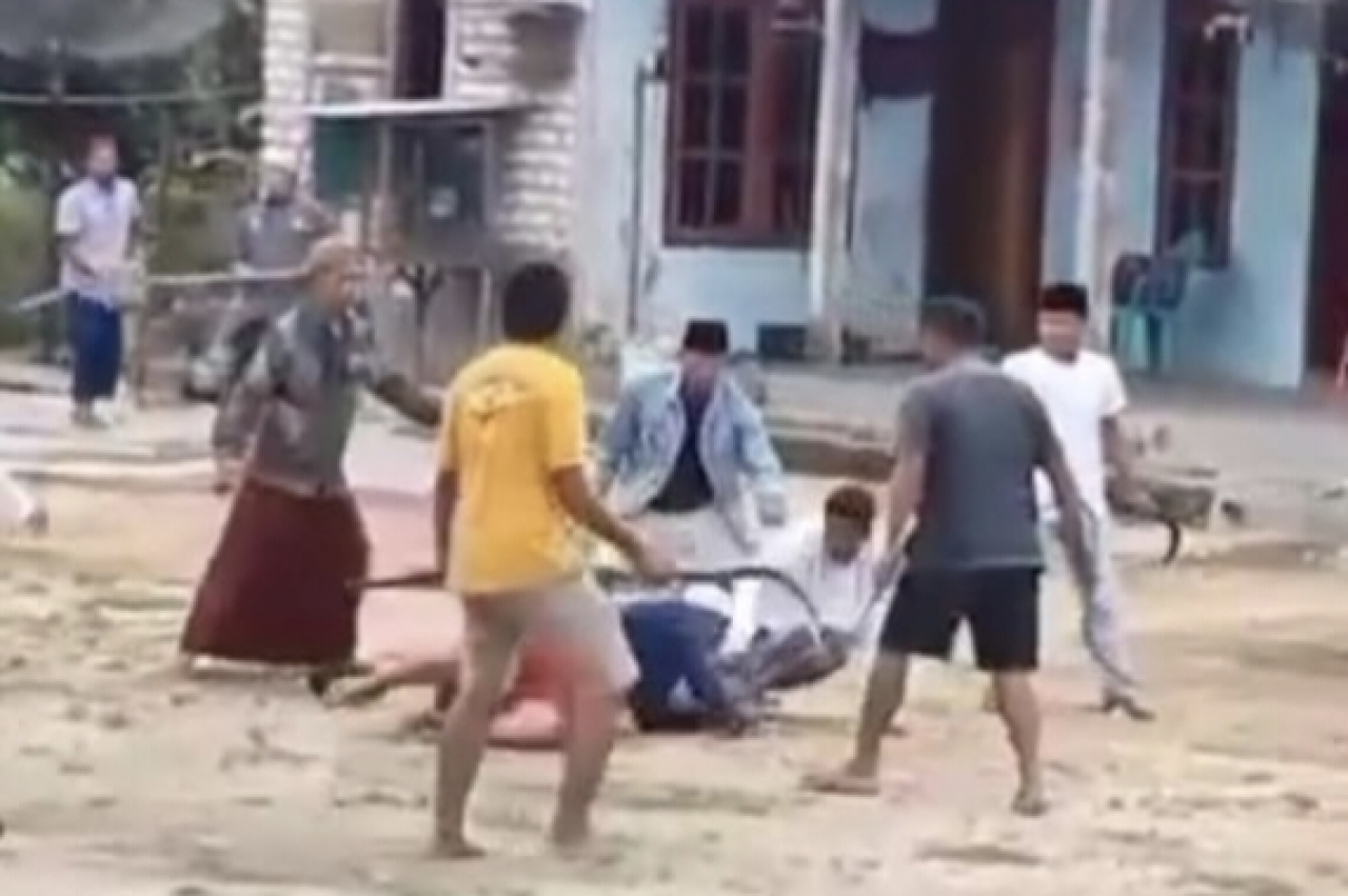 Tangkapan layar video penganiyaan di Sampang Madura. Foto/Ayojatim