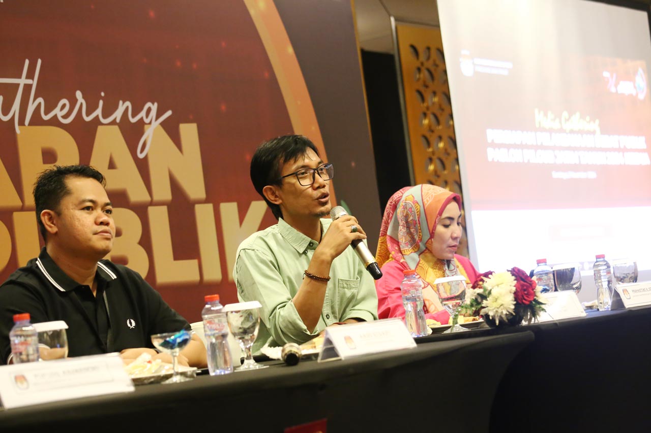 Ketua KPU Jatim Aang Kunaifi (kiri), Anggota KPU Jatim Nur Salam (tengah) dan Kasubbag Partisipasi Masyarakat KPU Jatim Prahastiwi Kurnia Sitorosmini (kanan). Foto/Alim Perdana