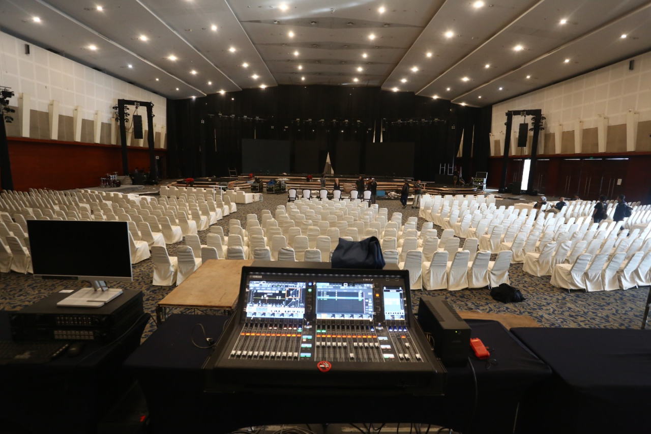 Suasana panggung sebelum berlangsungnya debat pilgub jatim 2024, Senin (18/11/2024). Foto/Ayojatim