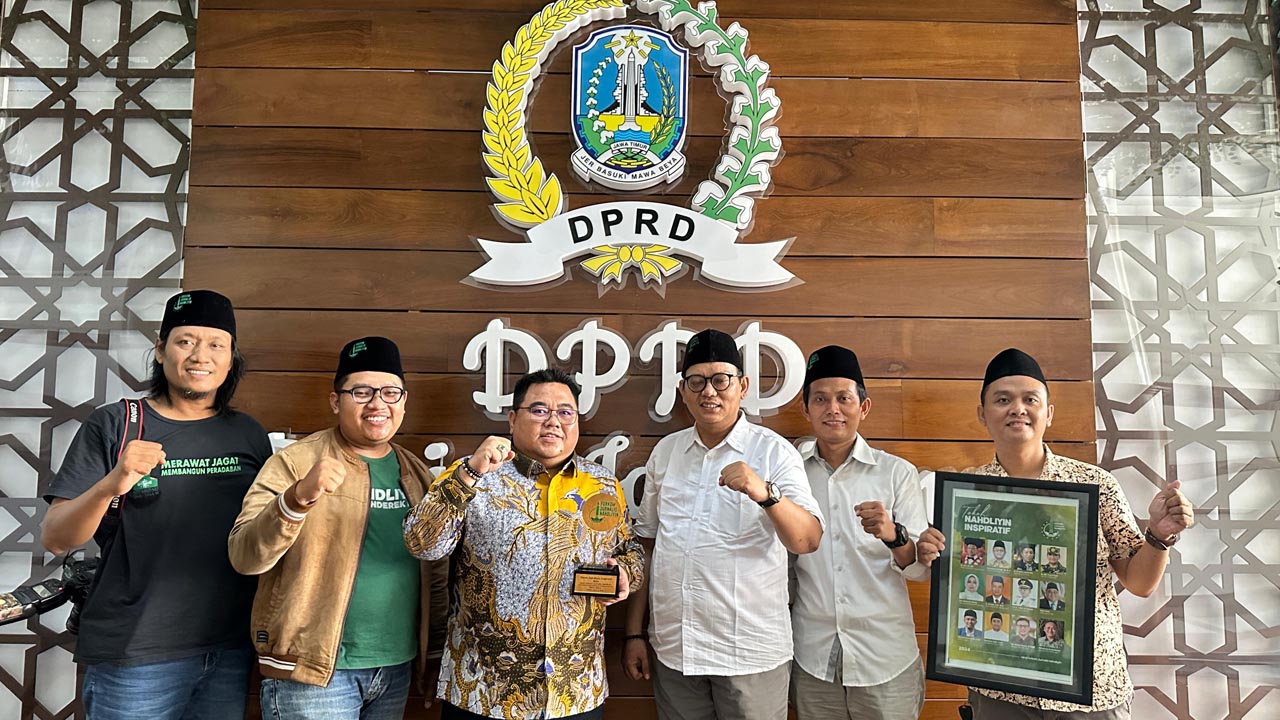 Penyerahan penghargaan Tokoh Nahdliyin Inspiratif 2024 kepada Salim Azhar di gedung DPRD Jatim, Rabu (6/11/2024). Foto/FJN
