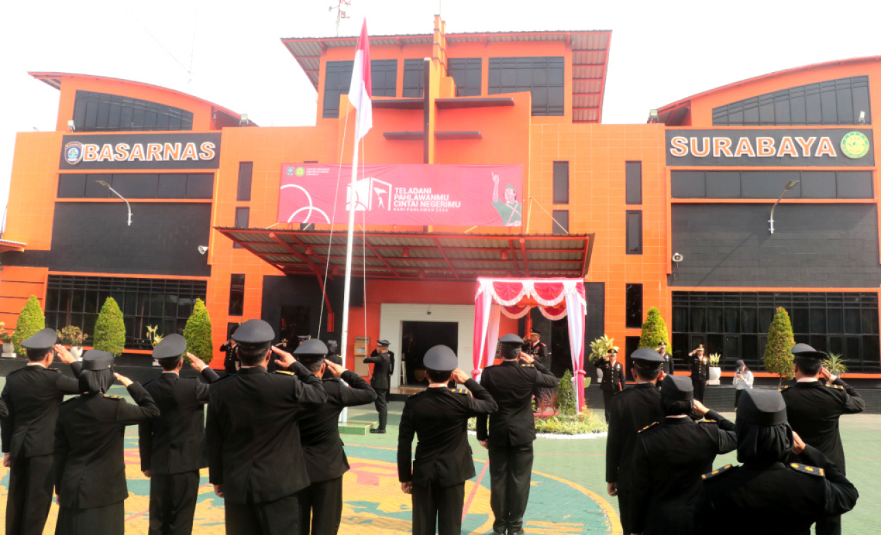 Kantor SAR Kelas A Surabaya menyelenggarakan Upacara Bendera pada Minggu (10/11/2024). Foto/Basarnas Surabaya