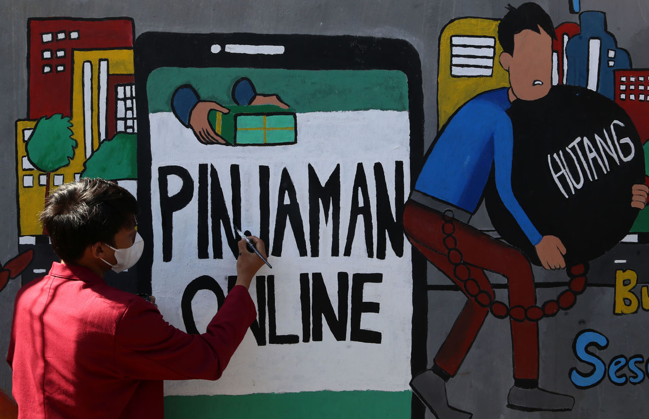 Mahasiswa Universitas Muhammadiyah Surabaya (UMSurabaya) yang tergabung dalam Himpunan Mahasiswa Perbankan Syariah (Hima-PS) membuat mural edukasi di perkampungan Tempurejo, Dukuh Sutorejo, Mulyorejo, Surabaya. Foto/Alim Perdana