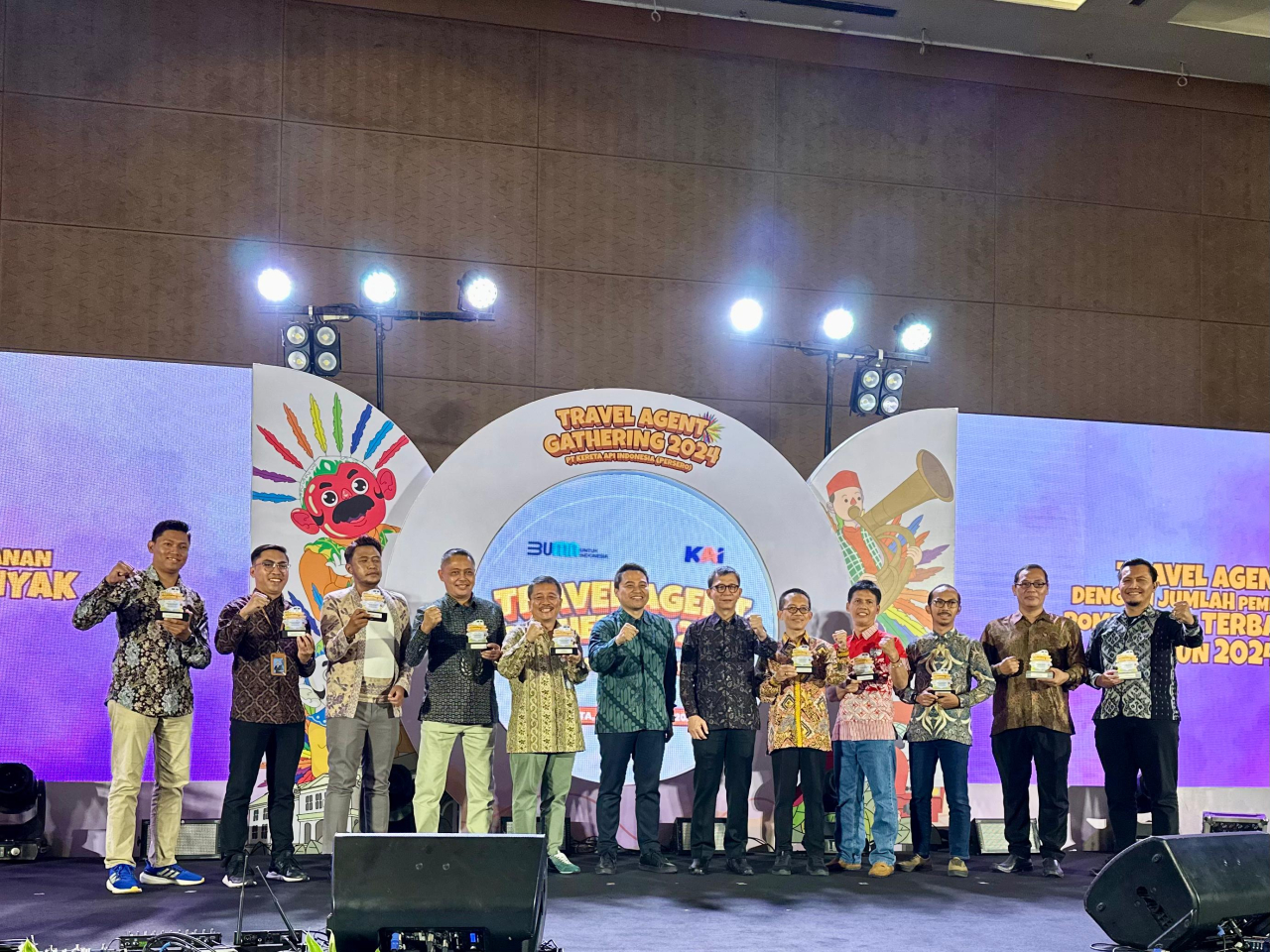 KAI Wisata dengan bangga menerima penghargaan sebagai Travel Agent dengan Pemesanan Rombongan Terbanyak Tahun 2024 pada acara Travel Agent Gathering 2024. Foto/Ayojatim